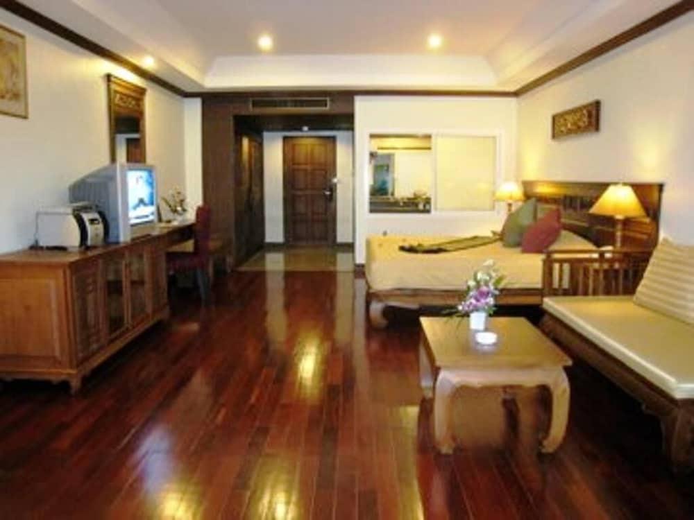Avalon Beach Resort Pattaya Bagian luar foto