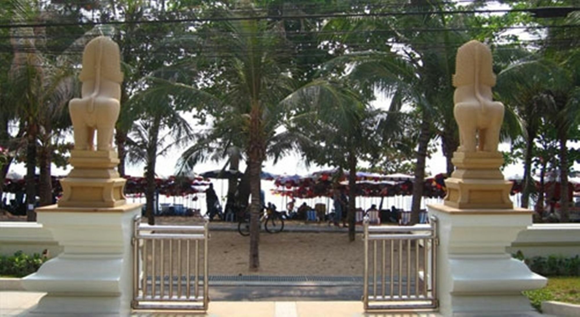Avalon Beach Resort Pattaya Bagian luar foto